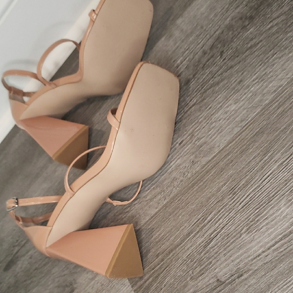 Steve Madden Women's Tan Block Heel Sandals - Picture 7 of 8